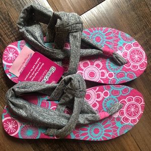 NWT SKETCHERS YOGA FOAM SANDALS (Girls) SZ 2